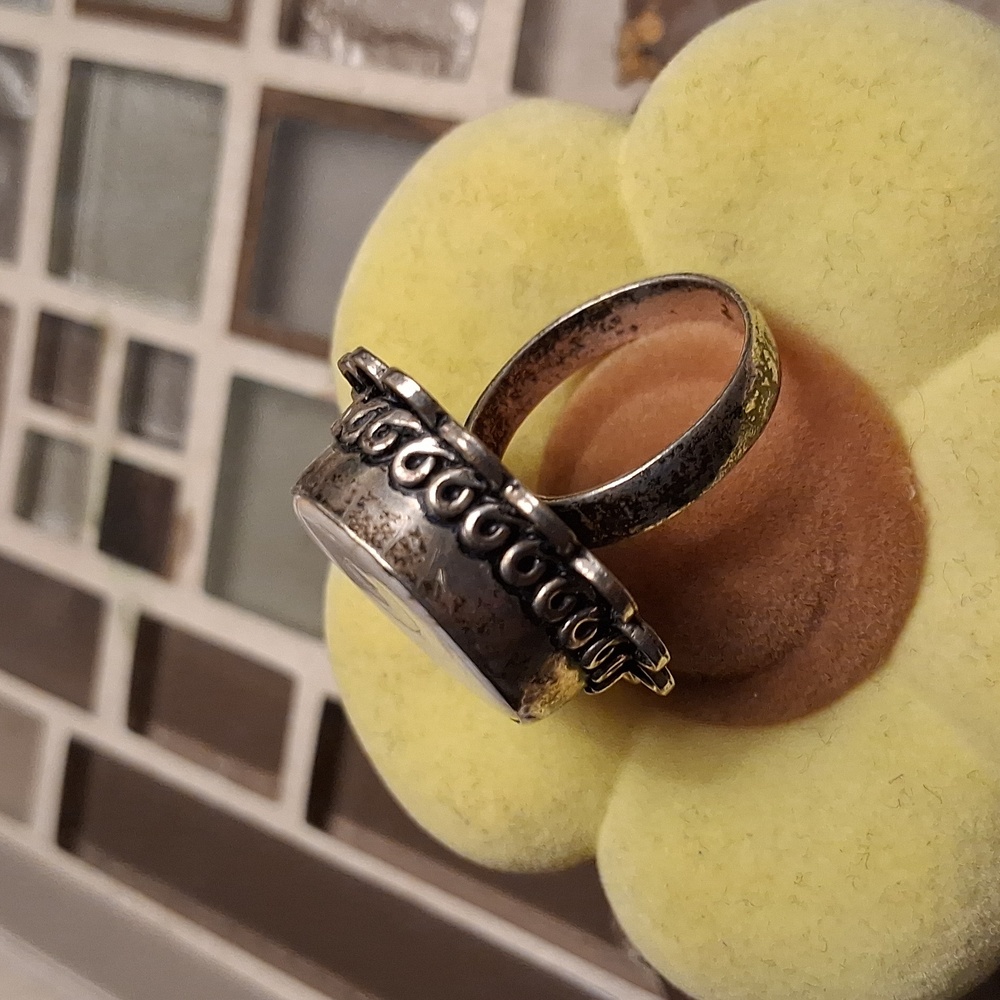Vintage Elegant White Shell Ring - Picture 6 of 7
